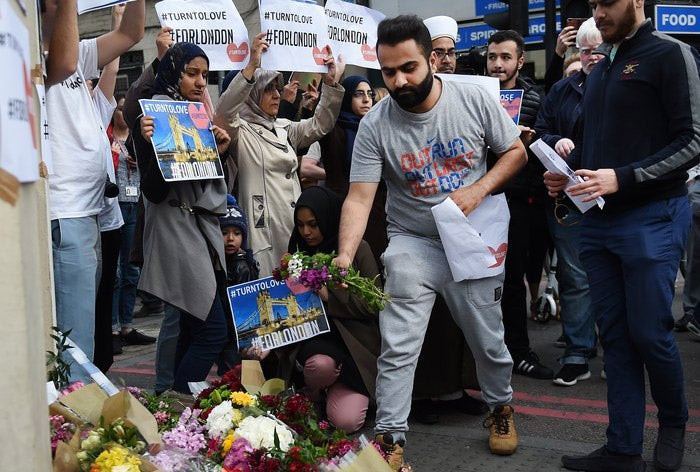 «Οι τζιχαντιστές θα χάσουν» διαμήνυσαν οι Λονδρέζοι (εικόνες)